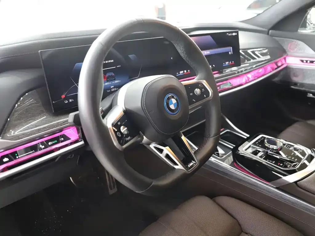 BMW i7 — фото 9