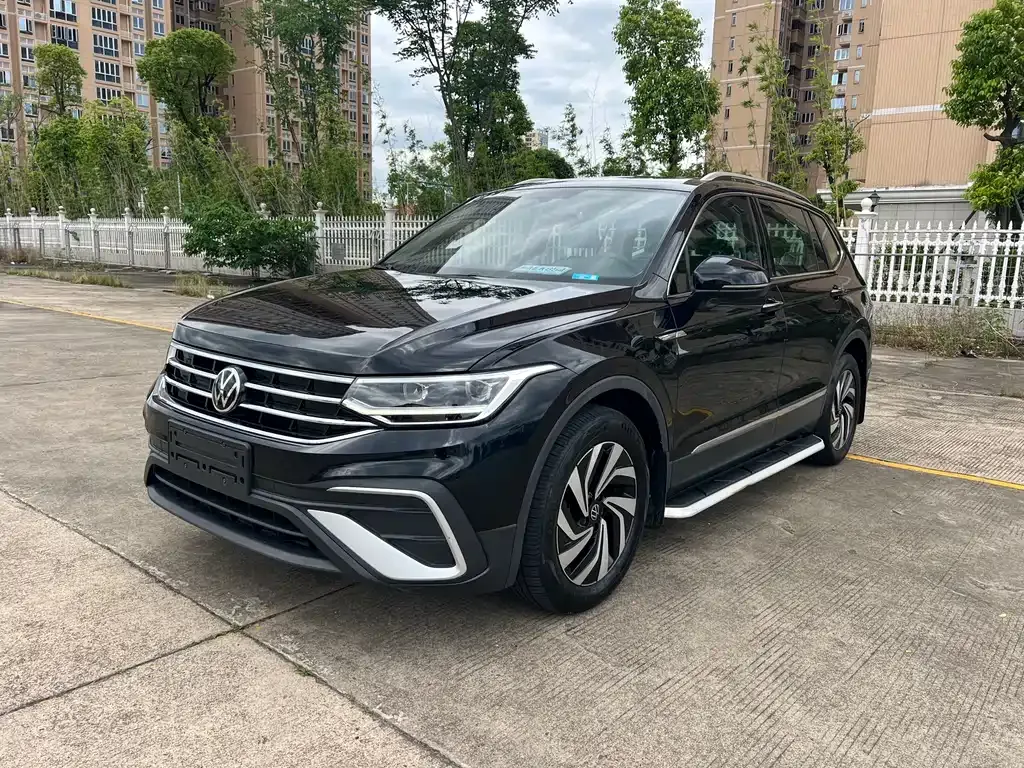 Volkswagen Tiguan L — фото 1