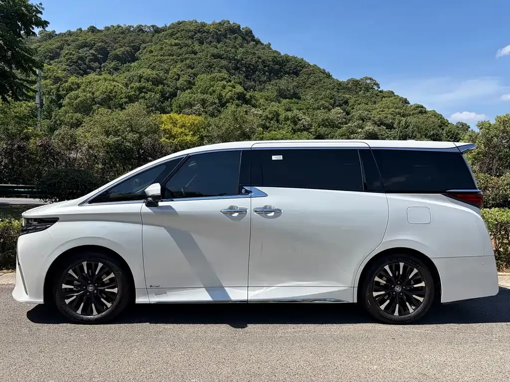 Toyota Alphard — фото 9