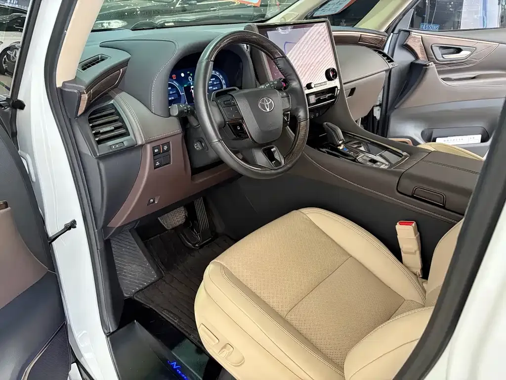 Toyota Alphard — фото 2