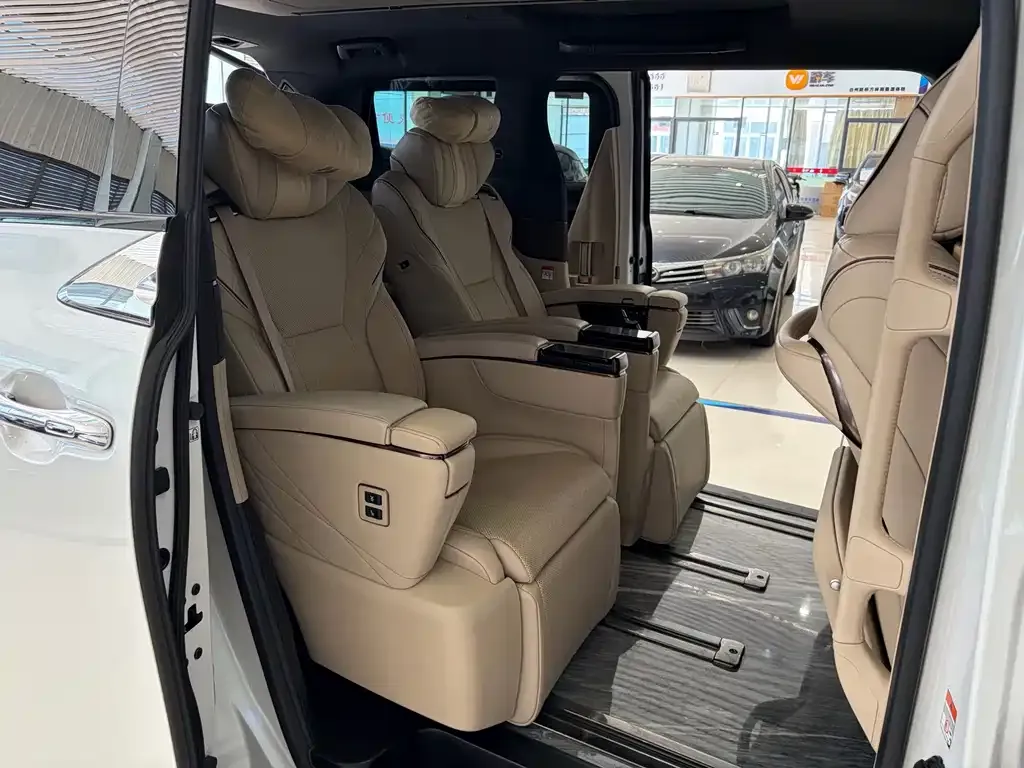 Toyota Alphard — фото 6