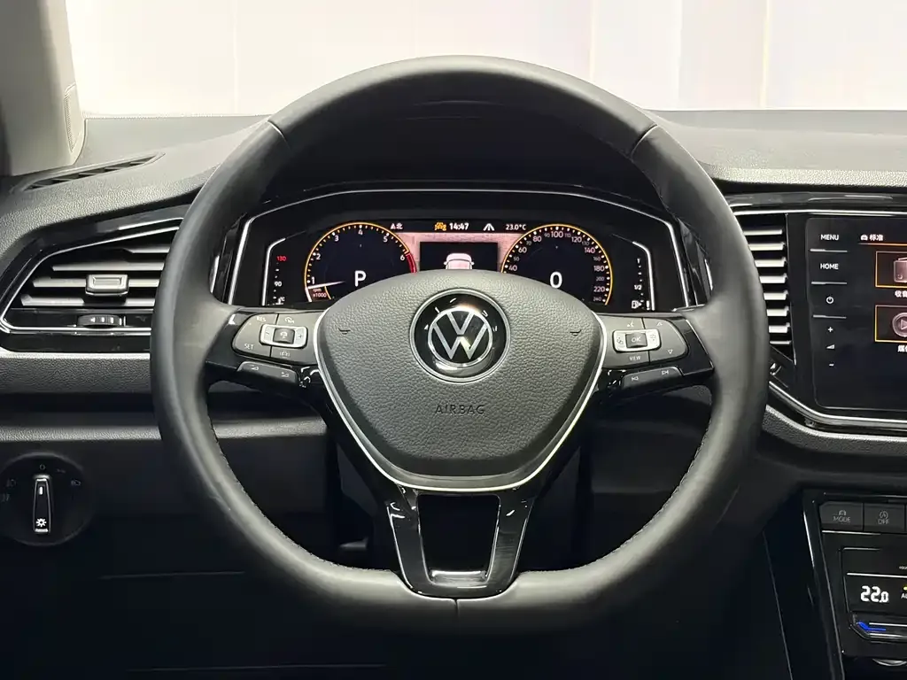 Volkswagen T-Roc — фото 10