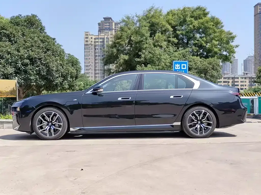 BMW i7 — фото 4