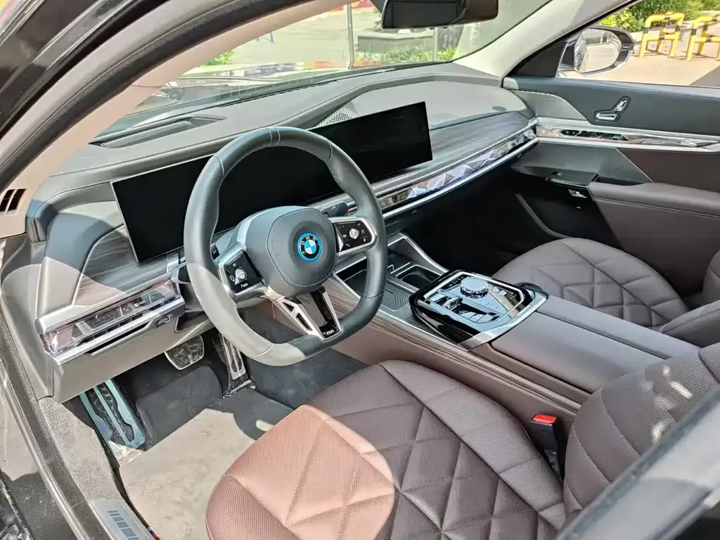 BMW i7 — фото 2