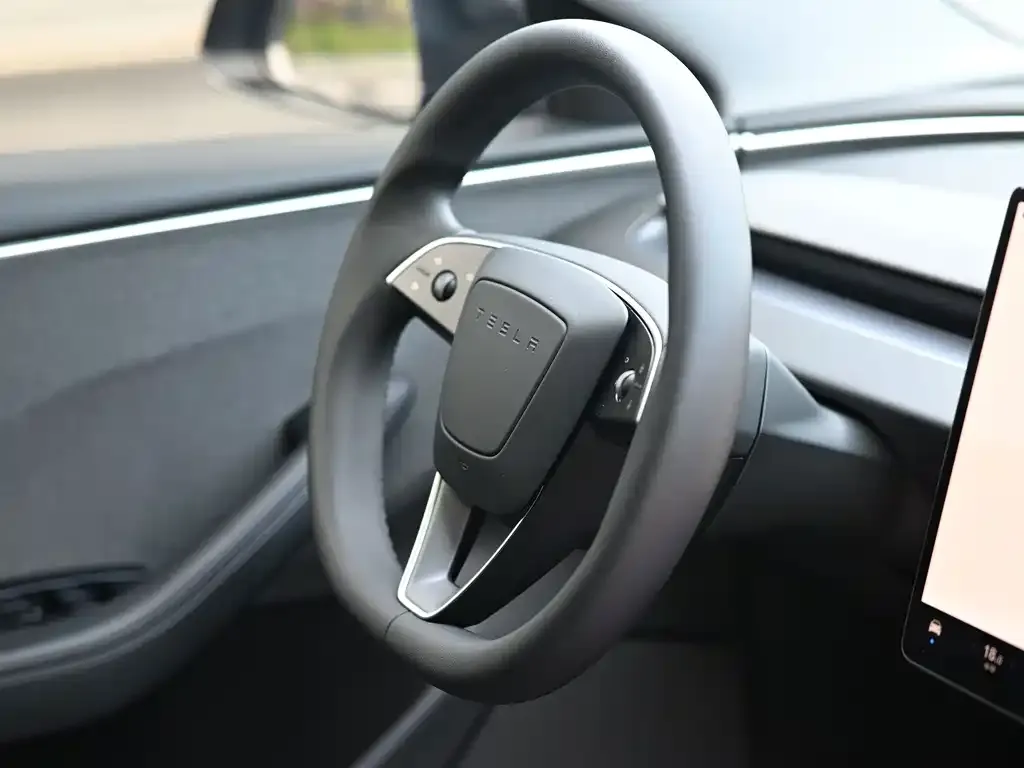 Tesla Model 3 — фото 10