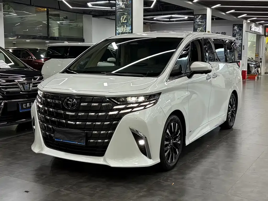 Toyota Alphard — фото 1