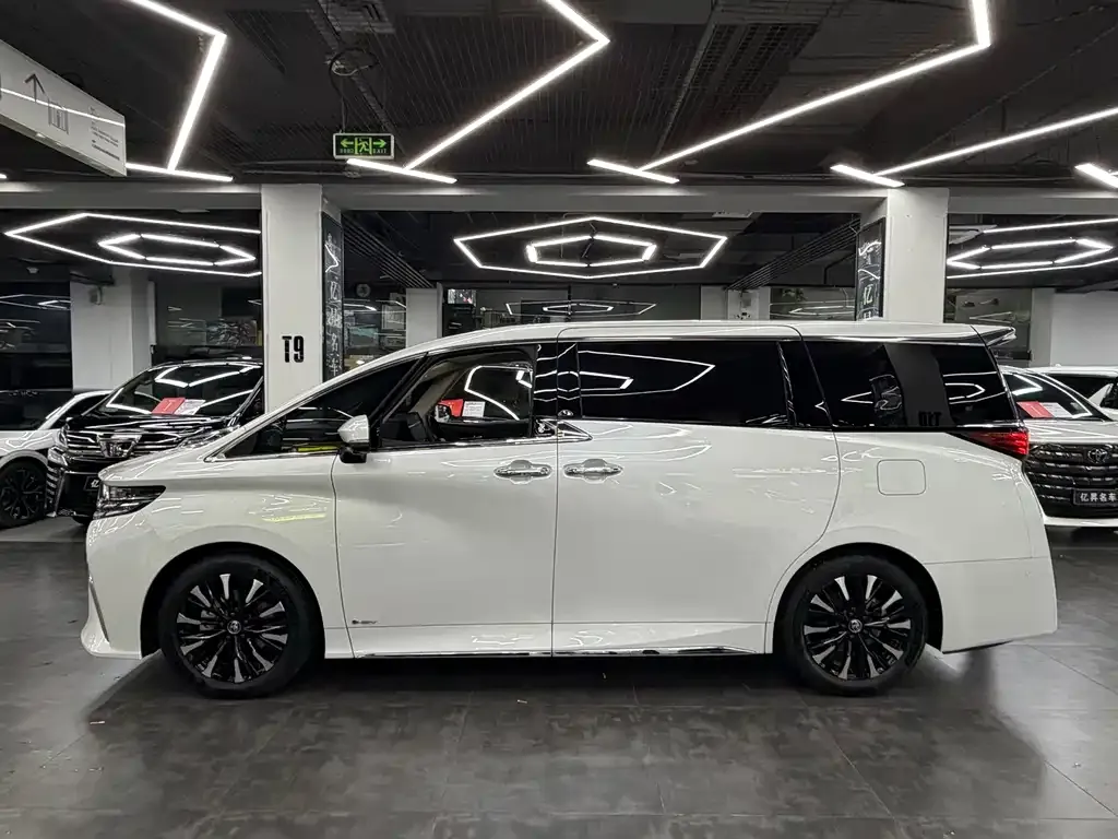 Toyota Alphard — фото 5