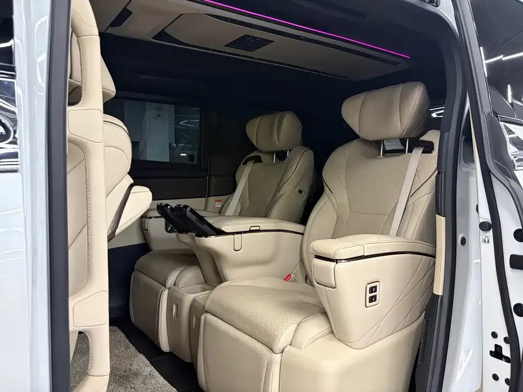 Toyota Alphard — фото 7