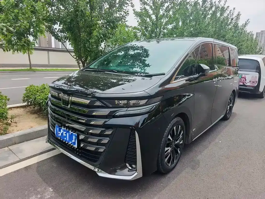 Toyota Vellfire — фото 1