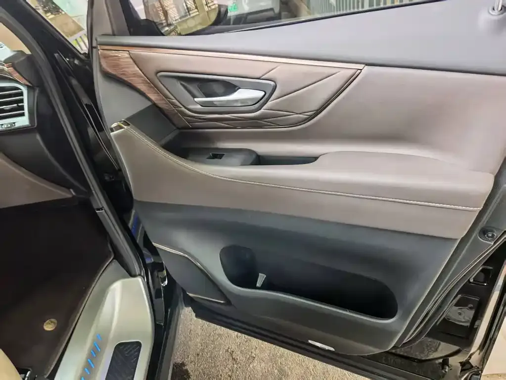 Toyota Vellfire — фото 2