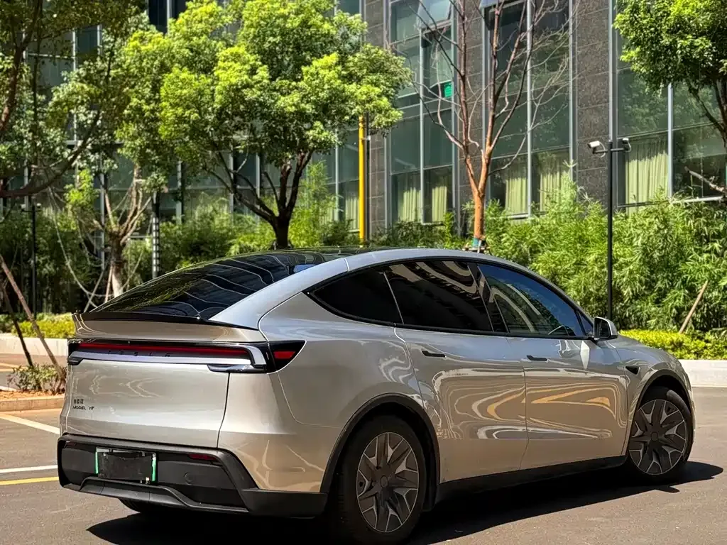 Tesla Model Y L — фото 9