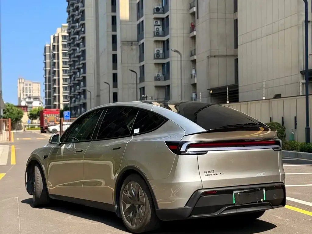 Tesla Model Y L — фото 4