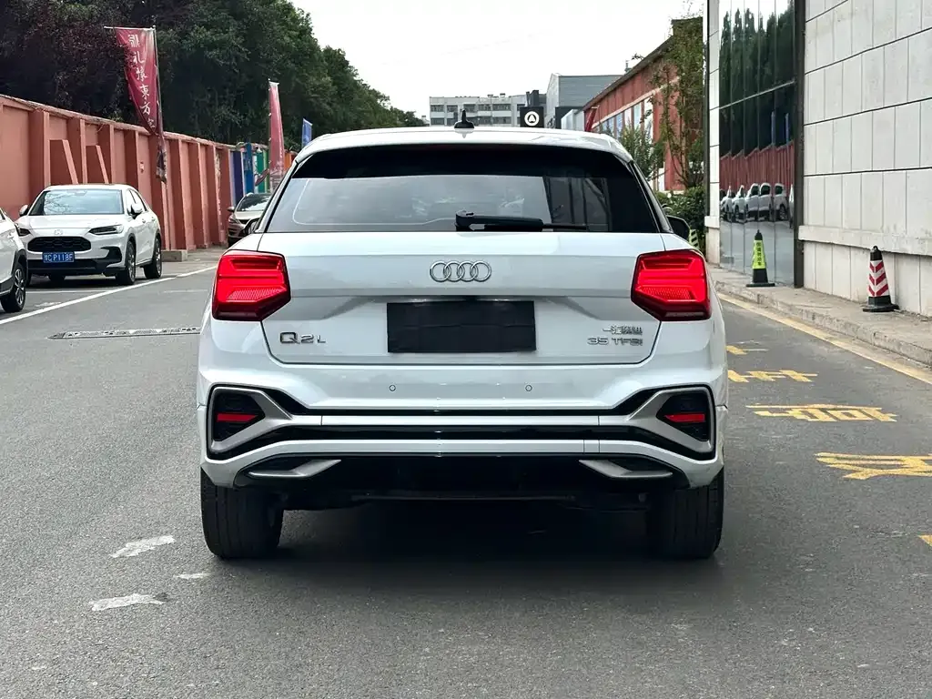 Audi Q2L — фото 10