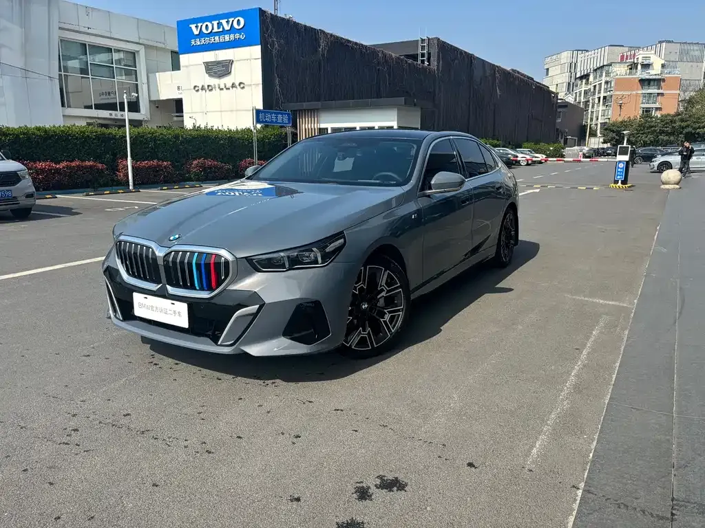 BMW 5 Series — фото 1