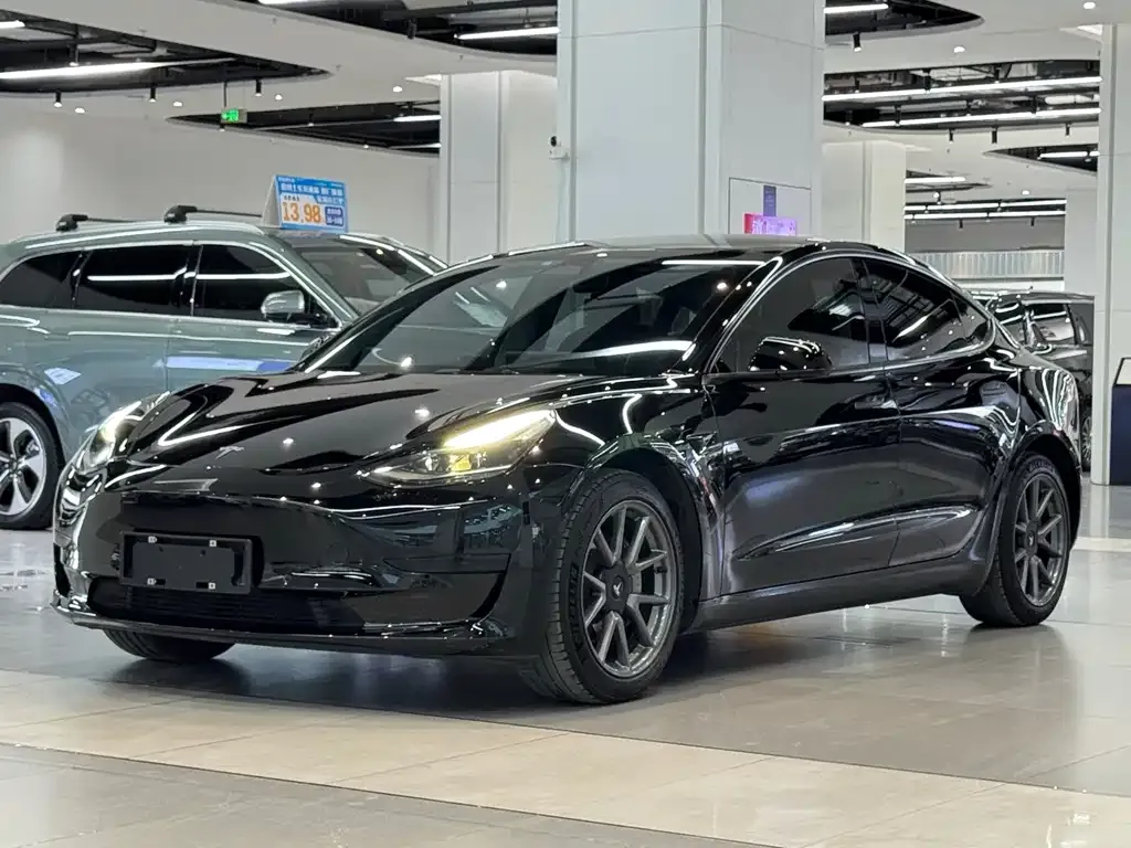 Tesla Model 3 — фото 1