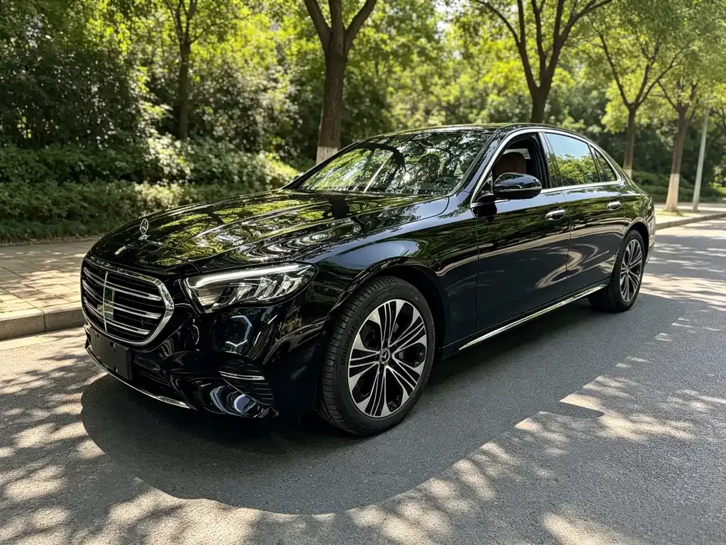 Mercedes-Benz E-Class — фото 1