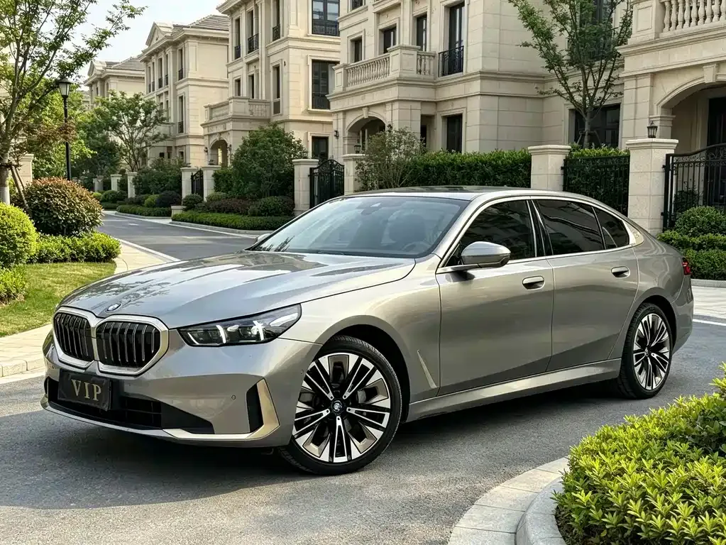 BMW 5 Series — фото 1