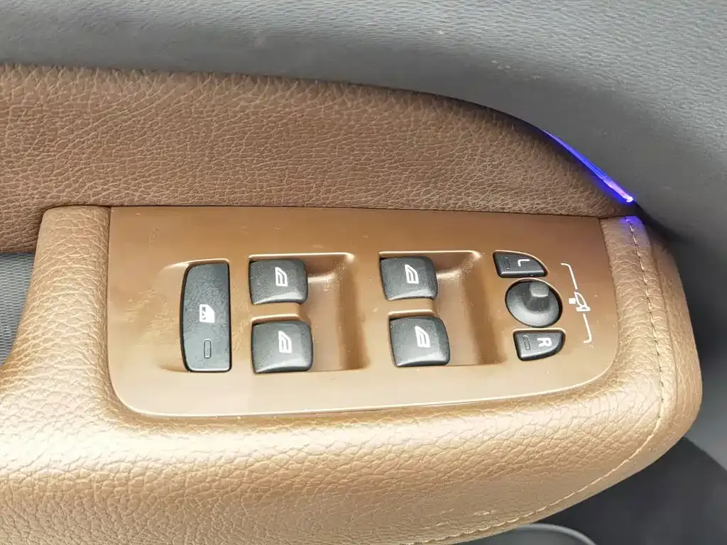 Volvo XC60 — фото 10