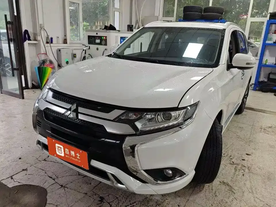 Mitsubishi Outlander — фото 1