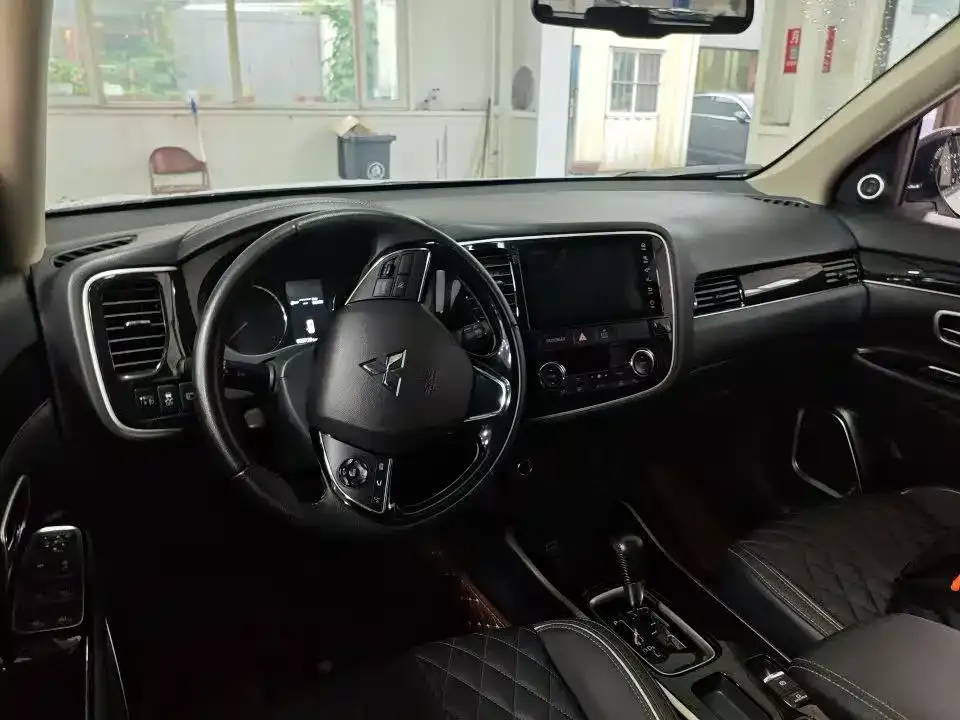 Mitsubishi Outlander — фото 4
