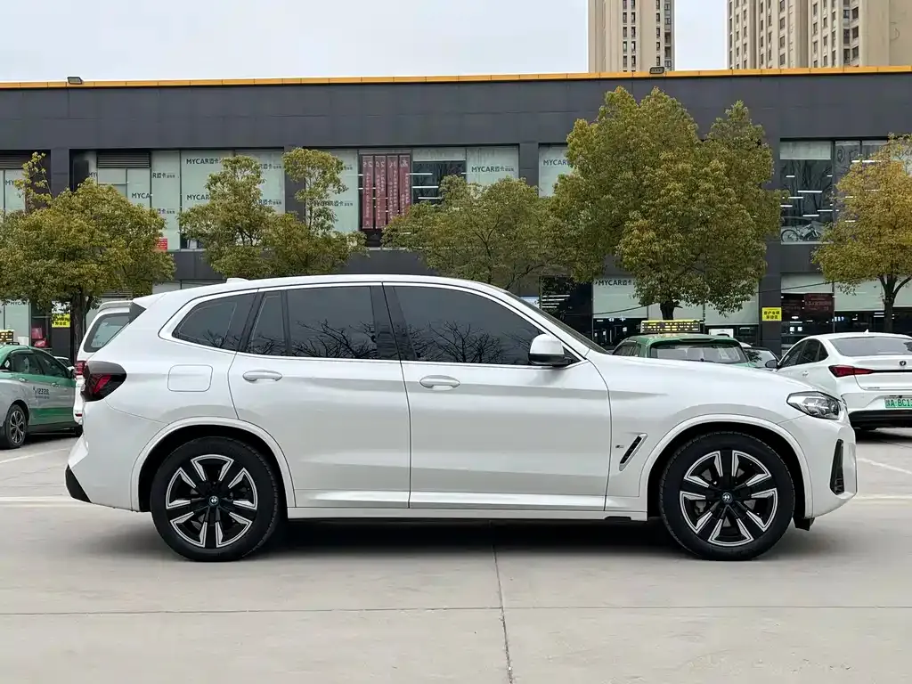 BMW iX3 — фото 2