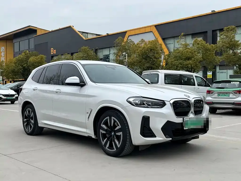 BMW iX3 — фото 9