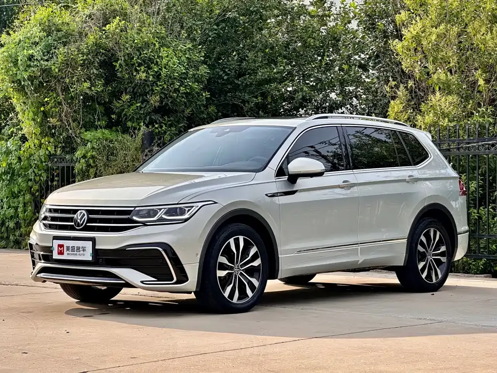 Volkswagen Tiguan L — фото 1