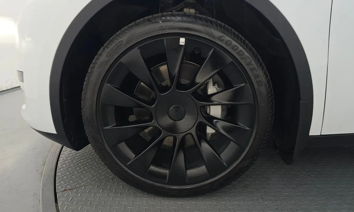 Tesla Model Y — фото 7