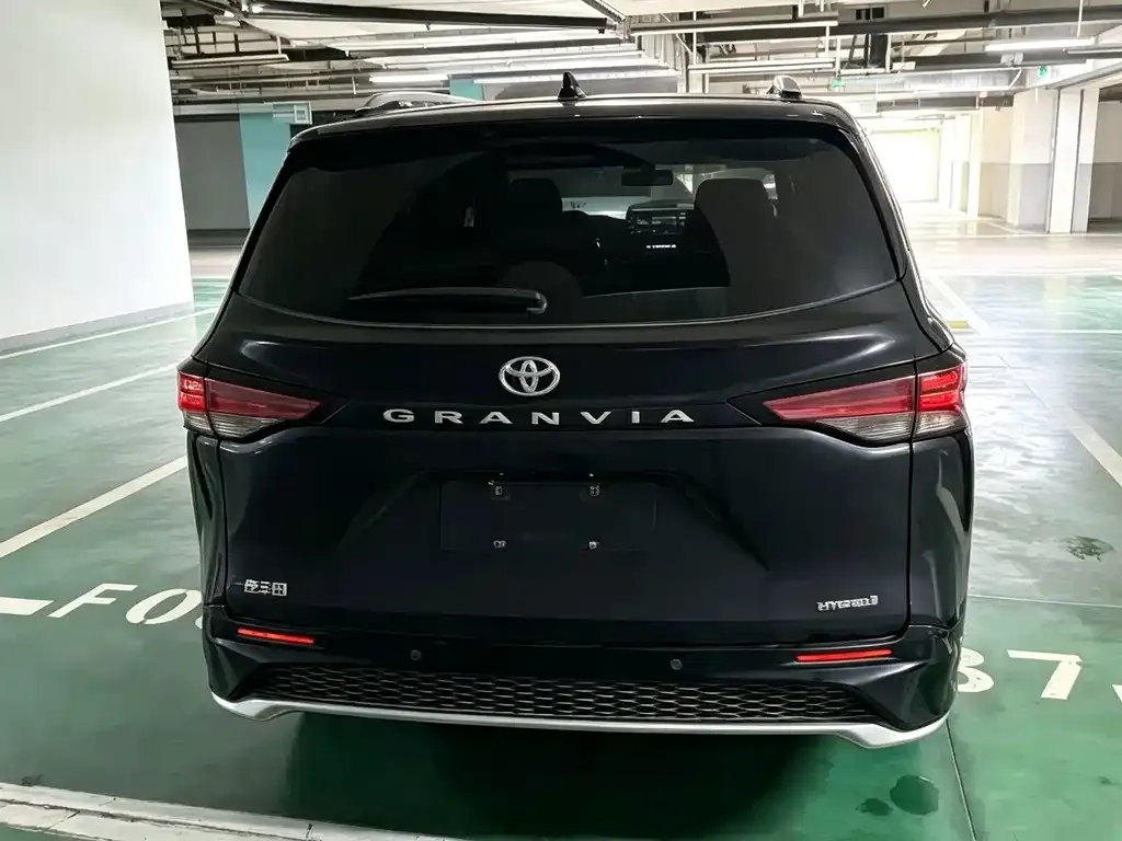Toyota Granvia — фото 8
