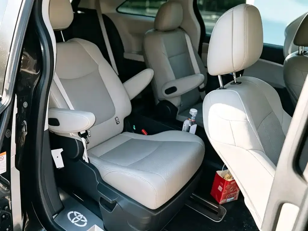 Toyota Granvia — фото 4
