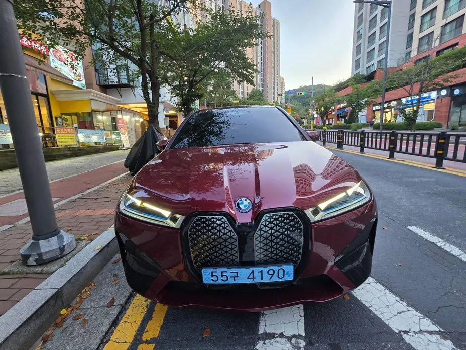 BMW iX — фото 1
