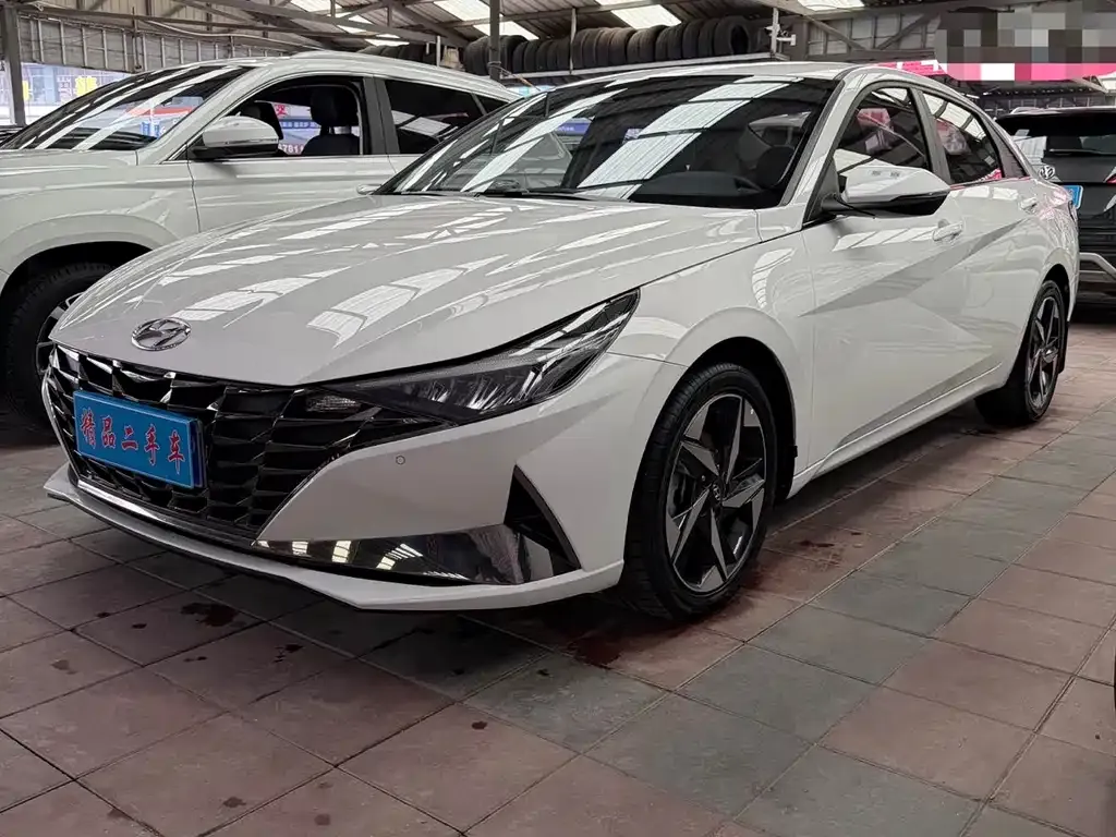 Hyundai Elantra — фото 1