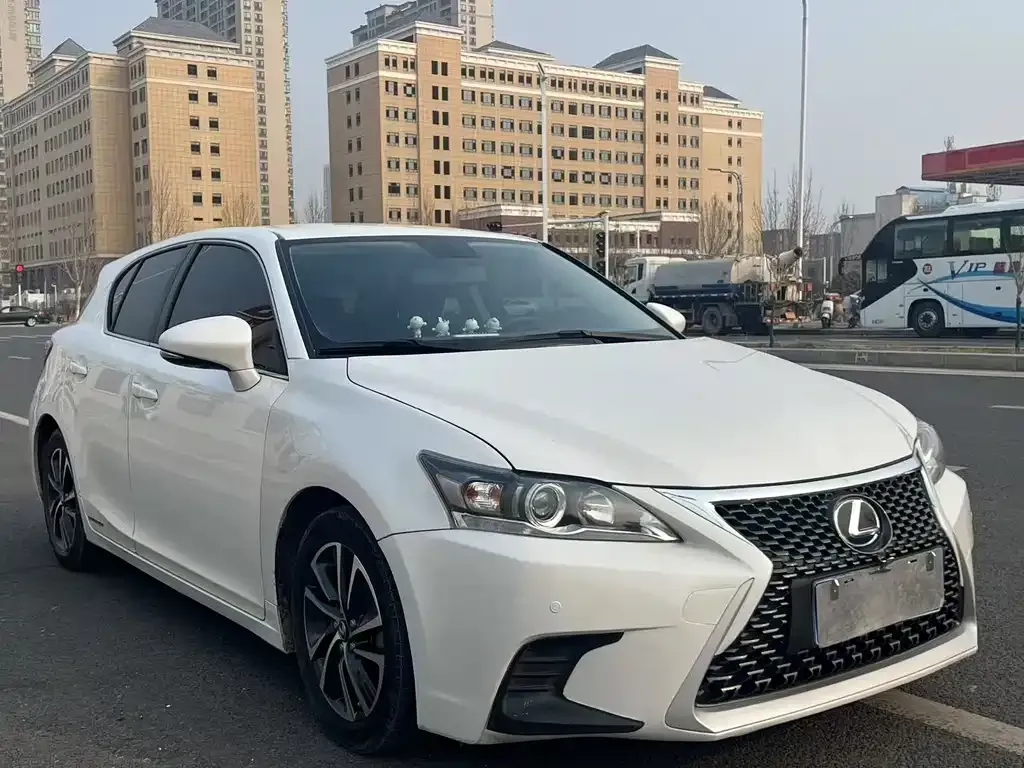 Lexus CT — фото 1