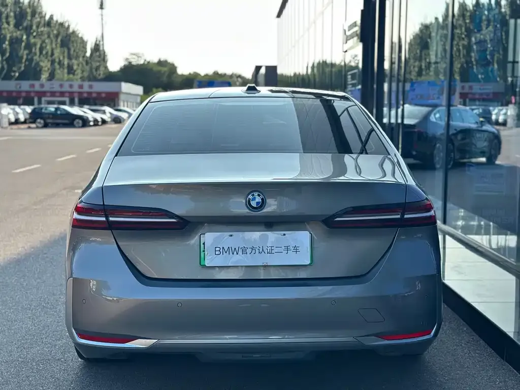 BMW i5 — фото 5
