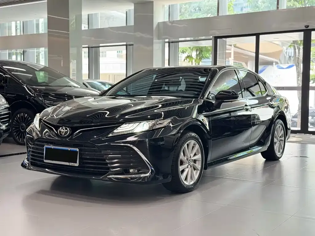 Toyota Camry — фото 1