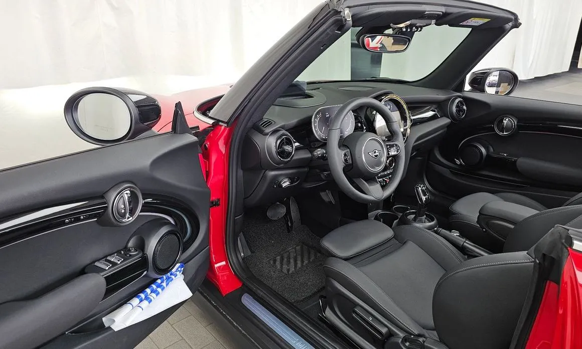Mini Cooper Convertible 2024 из KR, фото 5