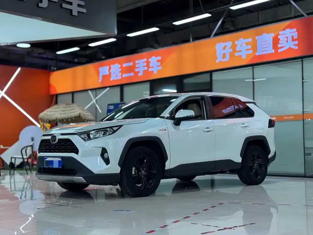 Toyota RAV4 — фото 1
