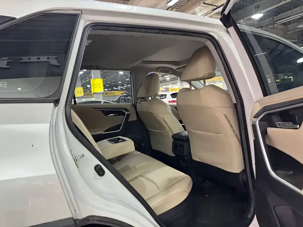 Toyota RAV4 — фото 4