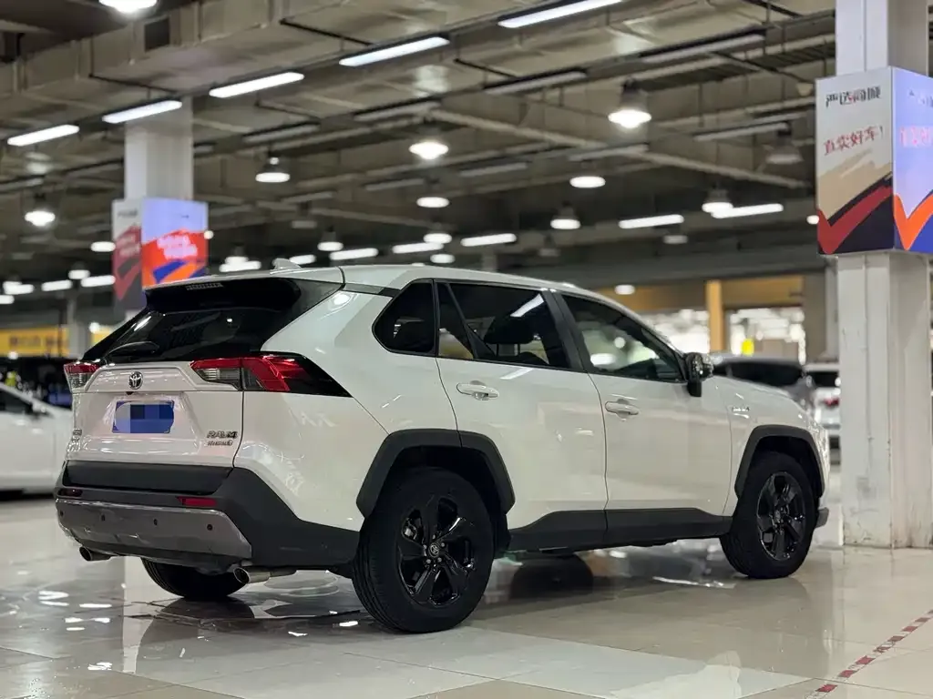 Toyota RAV4 — фото 5