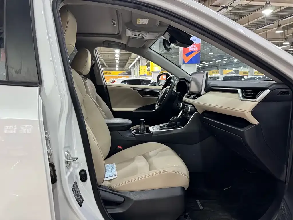 Toyota RAV4 — фото 7