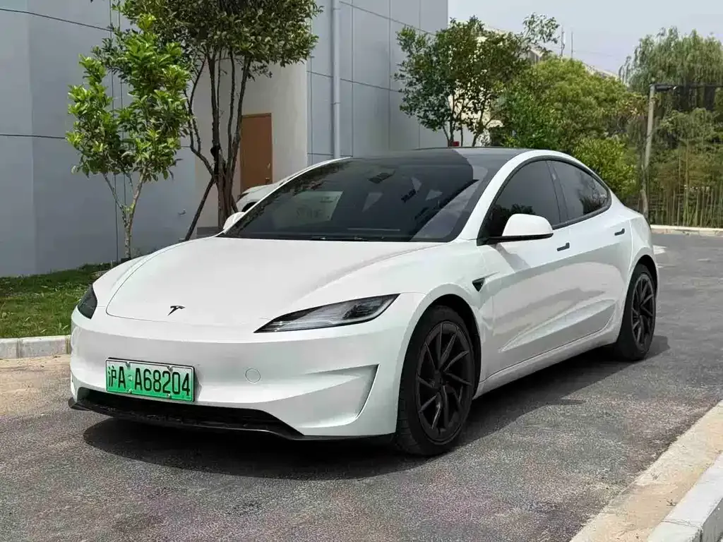 Tesla Model 3 — фото 1