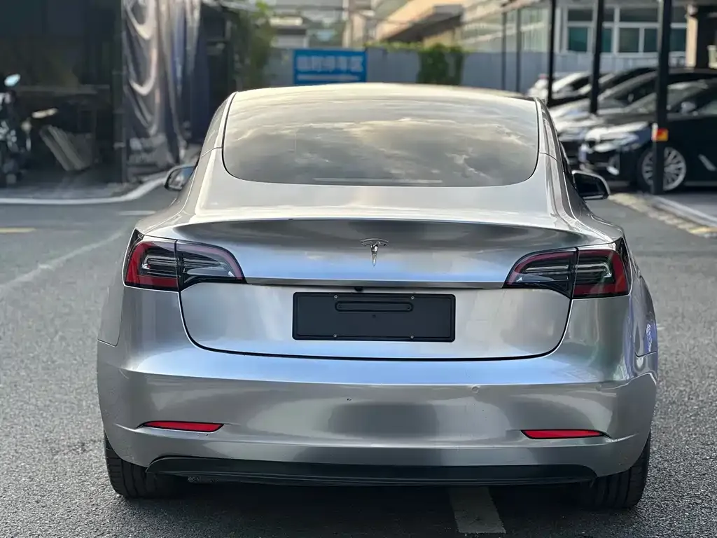 Tesla Model 3 — фото 3
