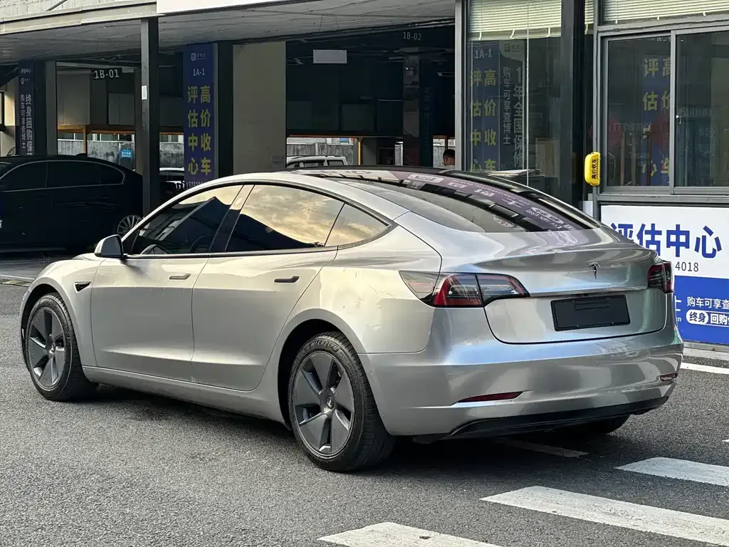 Tesla Model 3 — фото 5
