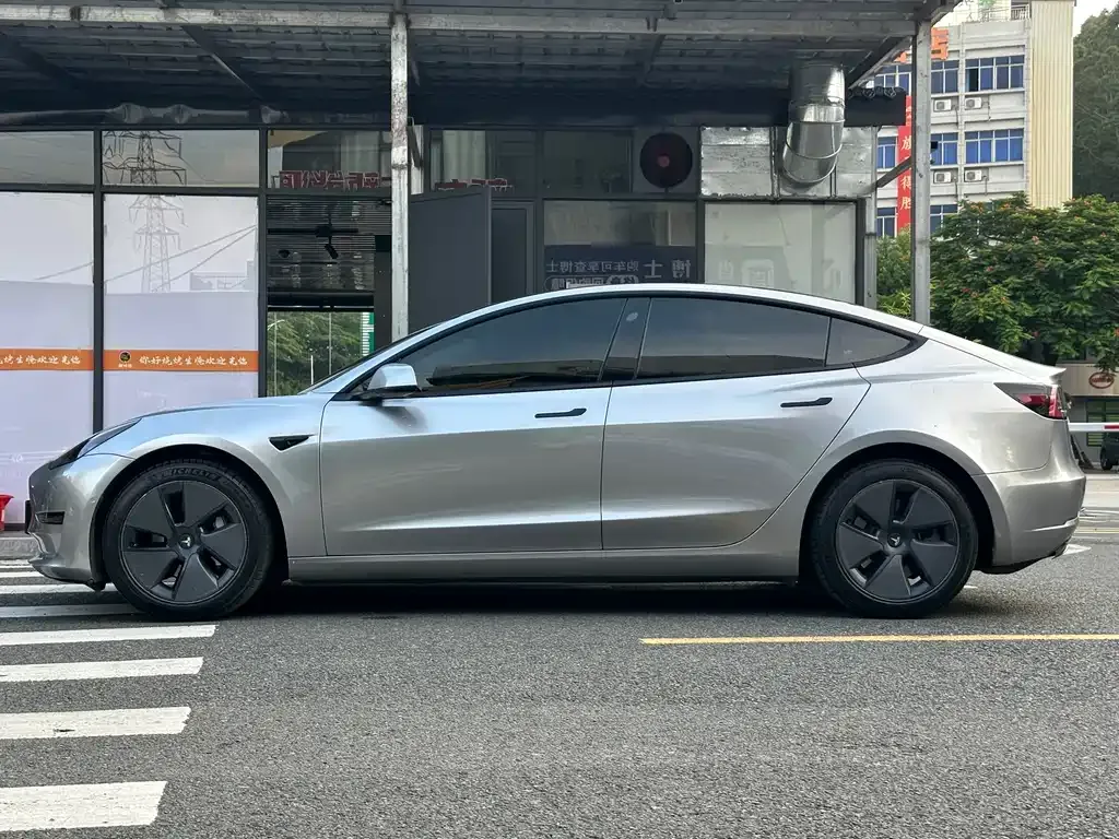 Tesla Model 3 — фото 7