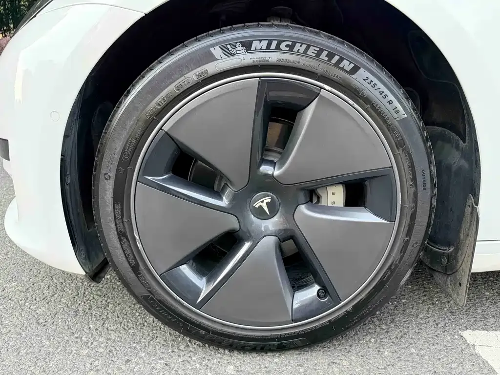 Tesla Model 3 — фото 10