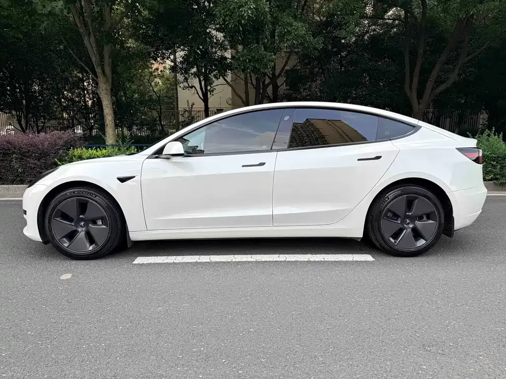Tesla Model 3 — фото 9