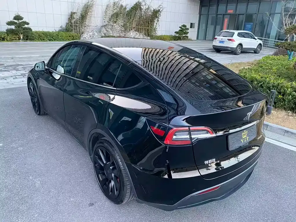 Tesla Model Y — фото 8