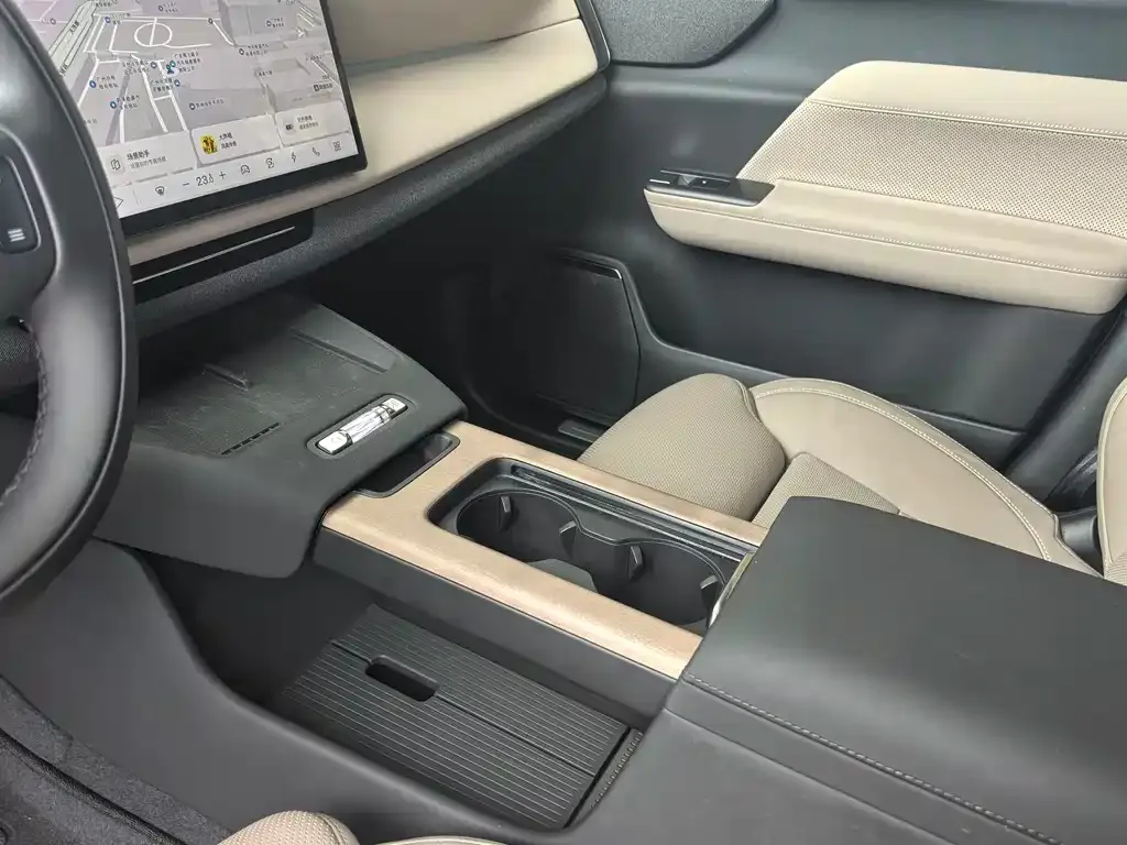 Volvo XC70 Plug-in Hybrid 2025 из CN, фото 5