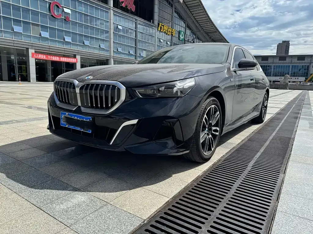 BMW 5 Series — фото 1