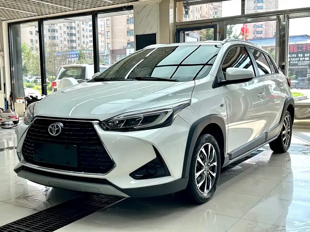 Toyota Yaris L — фото 1